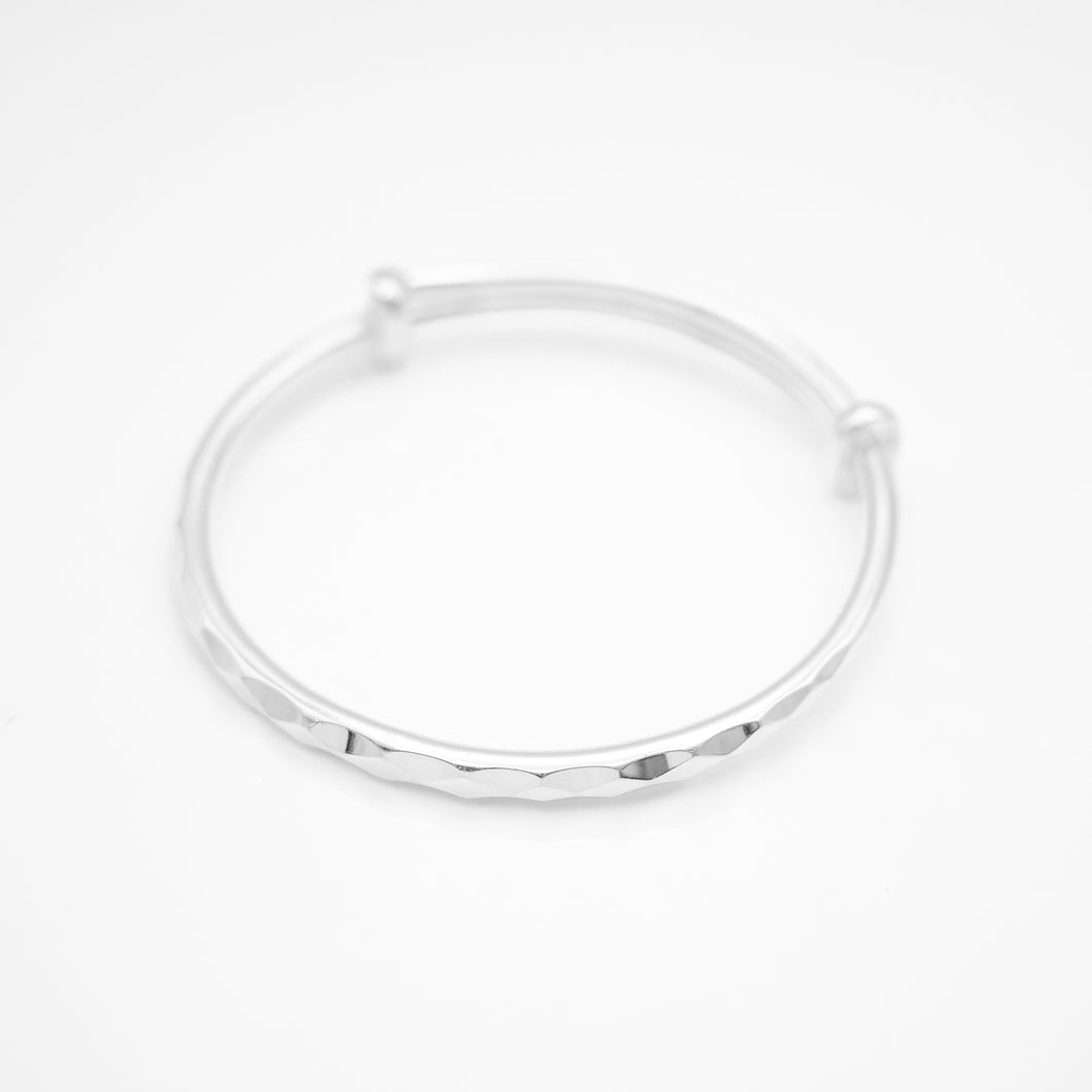 999 sterling silver facet baby bangle skin-friendly and gentle suitable for babies.
for children,gift of growth,Children's day gift,unisex accessories,daily wear,classic design.
999 純銀菱角切面寶寶手鐲，滿月禮，兒童節禮物，彌月禮推薦，寶寶紀念禮，嬰兒銀飾，兒童銀飾，親膚不過敏材質。
