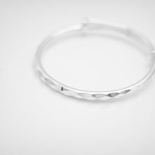 Load image into Gallery viewer, 999 sterling silver facet baby bangle skin-friendly and gentle suitable for babies.
for children,gift of growth,Children&#39;s day gift,unisex accessories,daily wear,classic design.
999 純銀菱角切面寶寶手鐲，滿月禮，兒童節禮物，彌月禮推薦，寶寶紀念禮，嬰兒銀飾，兒童銀飾，親膚不過敏材質。

