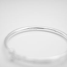 Load image into Gallery viewer, 999 sterling silver facet baby bangle skin-friendly and gentle suitable for babies.
for children,gift of growth,Children&#39;s day gift,unisex accessories,daily wear,classic design.
999 純銀菱角切面寶寶手鐲，滿月禮，兒童節禮物，彌月禮推薦，寶寶紀念禮，嬰兒銀飾，兒童銀飾，親膚不過敏材質。

