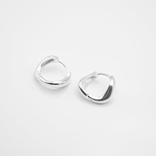 925 sterling silver chunky hoop earrings with Hypoallergenic earrings. funky design,unique design,elegant style,Perfect gift BFF,anniversary surprise. 925 純銀不規則素圈耳扣，獨特風格，流線型耳扣，日常穿搭必備，百搭配件，情人節禮物，母親節禮物，出遊旅行搭配，聚餐、出席重要場合首選配件。