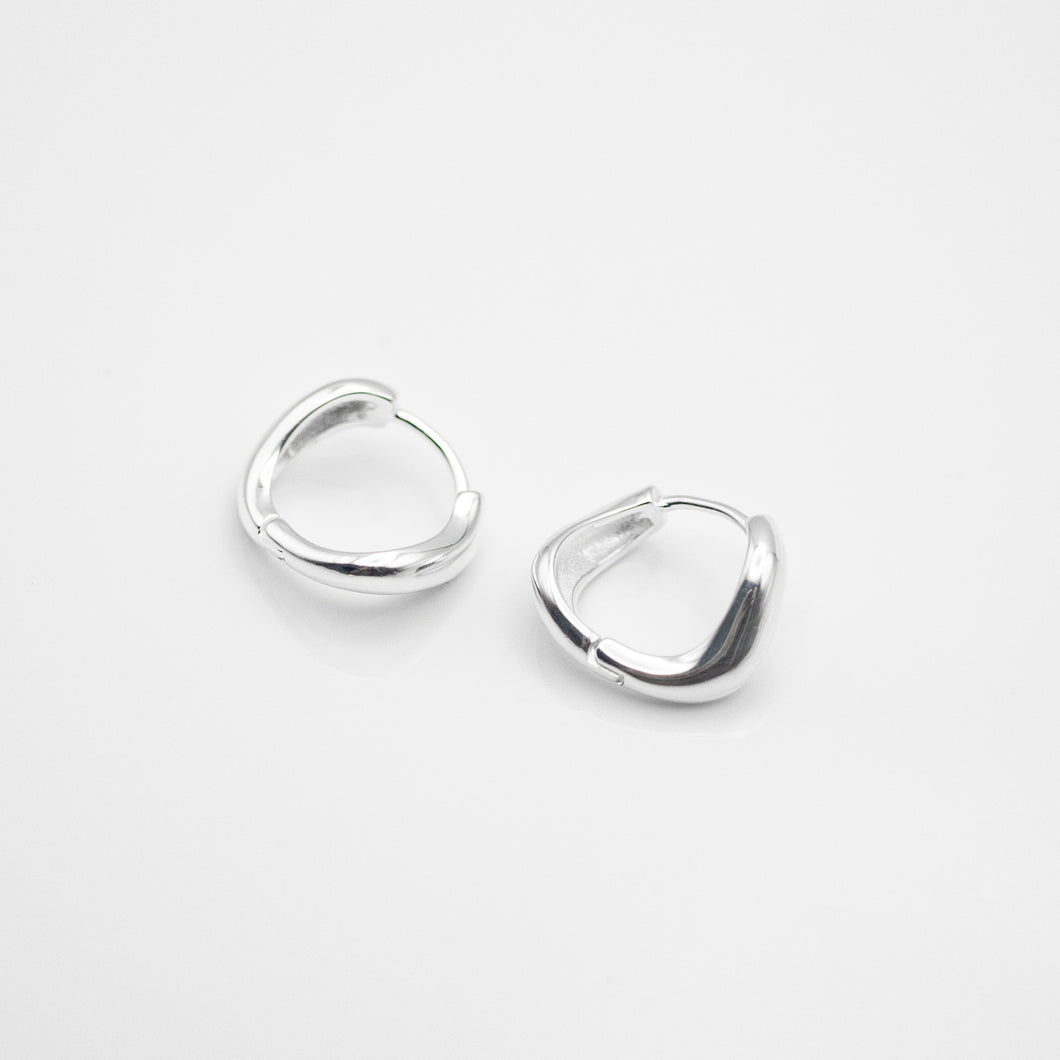 925 sterling silver chunky hoop earrings with Hypoallergenic earrings. funky design,unique design,elegant style,Perfect gift BFF,anniversary surprise. 925 純銀不規則素圈耳扣，獨特風格，流線型耳扣，日常穿搭必備，百搭配件，情人節禮物，母親節禮物，出遊旅行搭配，聚餐、出席重要場合首選配件。