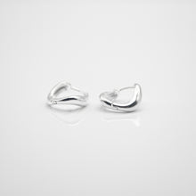 Load image into Gallery viewer, 925 sterling silver chunky hoop earrings with Hypoallergenic earrings. funky design,unique design,elegant style,Perfect gift BFF,anniversary surprise. 925 純銀不規則素圈耳扣，獨特風格，流線型耳扣，日常穿搭必備，百搭配件，情人節禮物，母親節禮物，出遊旅行搭配，聚餐、出席重要場合首選配件。
