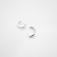 Load image into Gallery viewer, 925 sterling silver chunky hoop earrings with Hypoallergenic earrings. funky design,unique design,elegant style,Perfect gift BFF,anniversary surprise. 925 純銀不規則素圈耳扣，獨特風格，流線型耳扣，日常穿搭必備，百搭配件，情人節禮物，母親節禮物，出遊旅行搭配，聚餐、出席重要場合首選配件。

