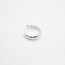 Load image into Gallery viewer, 925 sterling silver ear cuff no need to piercing hole. popular style,elegant style,shiny accessories,mother&#39;s Day gift,Teacher’s Day gift,best gift for birthday.925 純銀菱格紋耳骨夾，無耳洞可戴，甜美簡約風格，日常配件，熱門款式推薦，適合約會穿搭，犒賞自己的禮物，生日送禮首選。
