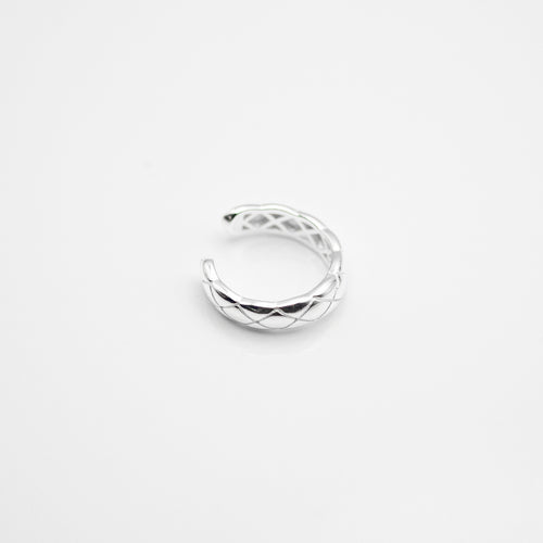 925 sterling silver ear cuff no need to piercing hole. popular style,elegant style,shiny accessories,mother's Day gift,Teacher’s Day gift,best gift for birthday.925 純銀菱格紋耳骨夾，無耳洞可戴，甜美簡約風格，日常配件，熱門款式推薦，適合約會穿搭，犒賞自己的禮物，生日送禮首選。