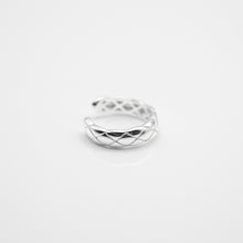 Load image into Gallery viewer, 925 sterling silver ear cuff no need to piercing hole. popular style,elegant style,shiny accessories,mother&#39;s Day gift,Teacher’s Day gift,best gift for birthday.925 純銀菱格紋耳骨夾，無耳洞可戴，甜美簡約風格，日常配件，熱門款式推薦，適合約會穿搭，犒賞自己的禮物，生日送禮首選。
