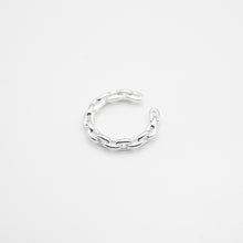 Load image into Gallery viewer, 925 sterling silver ear cuff no need to piercing hole. wear every day,personalized gift,classic design,FashionJewelry,everyone can wear,suitable for traveling.925 純銀細鎖鍊耳骨夾，無耳洞可戴，簡約好搭配，不限男女都可配戴，個性風格，日常配件，旅行、約會穿搭加分單品。
