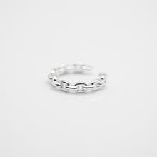 Load image into Gallery viewer, 925 sterling silver ear cuff no need to piercing hole. wear every day,personalized gift,classic design,FashionJewelry,everyone can wear,suitable for traveling.925 純銀細鎖鍊耳骨夾，無耳洞可戴，簡約好搭配，不限男女都可配戴，個性風格，日常配件，旅行、約會穿搭加分單品。
