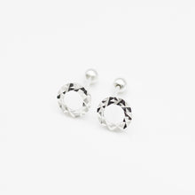 Load image into Gallery viewer, 925 sterling silver Hypoallergenic it’s suitable for sensitive skin. popular style,best gift for birthday,shiny accessories,FashionJewelry,suitable for any occasion.925純銀切面圓片轉珠耳環 ，抗敏感耳環，日常搭配推薦、率性風格、經典簡約風格、交換禮物推薦、適合任何場合配戴。
