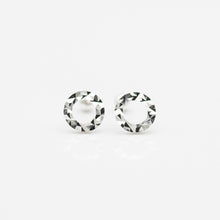 Load image into Gallery viewer, 925 sterling silver Hypoallergenic it’s suitable for sensitive skin. popular style,best gift for birthday,shiny accessories,FashionJewelry,suitable for any occasion.925純銀切面圓片轉珠耳環 ，抗敏感耳環，日常搭配推薦、率性風格、經典簡約風格、交換禮物推薦、適合任何場合配戴。
