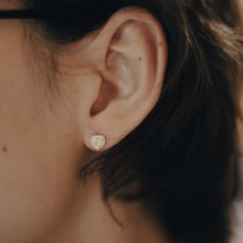Load image into Gallery viewer, 925 sterling silver Hypoallergenic it’s suitable for sensitive skin. elegant style,romantic gift,a beautiful gift for your loved one,shiny accessories,anniversary surprise.925純銀滿鑽愛心轉珠耳環 ，抗敏感耳環，優雅氣質，犒賞自己的禮物，甜蜜約會搭配，生日禮物首選。
