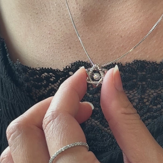Beautiful 925 sterling silver crystal necklace with dancing CZs stones. The necklace is adjustable length with shinny silver plating. This is our designer selection as the best gift for Mother's Day, x'mas, new year, birthday and your BFF. 925 純銀六芒星項鍊，閃亮時髦的可調節項鏈，適合送禮，生日禮物首選，獨特閃耀易搭配