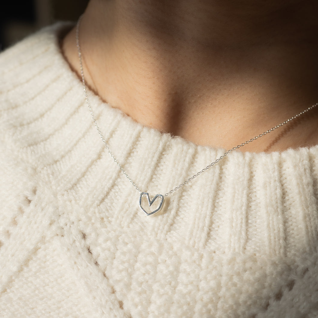 925 sterling silver hollow heart necklace with adjustable extension chain. beautiful gift,anniversary gift,unique design,romantic style,suitable for girls,Chinese Valentine's Day.925 純銀鏤空菱角愛心項鍊，周年紀念禮物，甜蜜約會搭配，定情禮物，情人節送禮，適合約會穿搭，有意義的禮物，西洋情人節禮物。