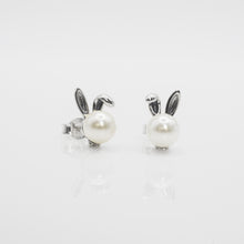 Load image into Gallery viewer, 925 sterling silver Hypoallergenic it’s suitable for sensitive skin. Anti silver finishing with vintage feel, simple design for daily wearing, which is the best gift for birthday, new year, Valentine&#39;s Day and BFF. 925純銀兔耳珍珠耳環，淡水珍珠耳環，抗敏感耳環，優雅大方風格，特殊節日禮物，情人節禮物首選，適合生日送禮，情人節，母親節禮物，畢業禮物。
