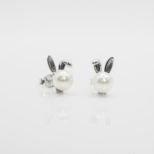 925 sterling silver Hypoallergenic it’s suitable for sensitive skin. Anti silver finishing with vintage feel, simple design for daily wearing, which is the best gift for birthday, new year, Valentine's Day and BFF. 925純銀兔耳珍珠耳環，淡水珍珠耳環，抗敏感耳環，優雅大方風格，特殊節日禮物，情人節禮物首選，適合生日送禮，情人節，母親節禮物，畢業禮物。