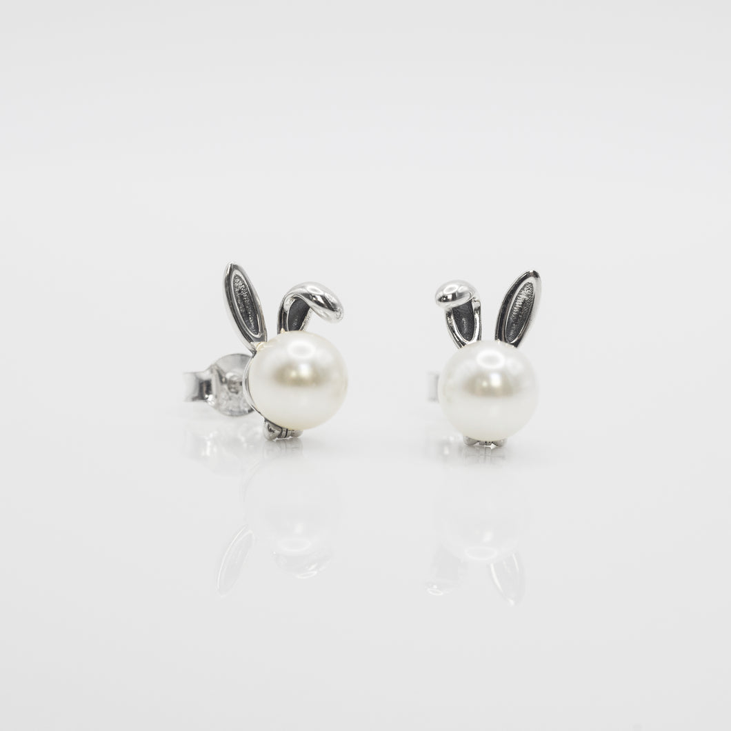 925 sterling silver Hypoallergenic it’s suitable for sensitive skin. Anti silver finishing with vintage feel, simple design for daily wearing, which is the best gift for birthday, new year, Valentine's Day and BFF. 925純銀兔耳珍珠耳環，淡水珍珠耳環，抗敏感耳環，優雅大方風格，特殊節日禮物，情人節禮物首選，適合生日送禮，情人節，母親節禮物，畢業禮物。