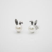 Load image into Gallery viewer, 925 sterling silver Hypoallergenic it’s suitable for sensitive skin. Anti silver finishing with vintage feel, simple design for daily wearing, which is the best gift for birthday, new year, Valentine&#39;s Day and BFF. 925純銀兔耳珍珠耳環，淡水珍珠耳環，抗敏感耳環，優雅大方風格，特殊節日禮物，情人節禮物首選，適合生日送禮，情人節，母親節禮物，畢業禮物。
