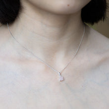 Load image into Gallery viewer, Wearing Ginkawa rose quartz necklace with adjustable extension chain. Romantic pink color and easy match with your daily dress. The best gift of birthday, new year, BFF, valentine&#39;s day and mother&#39;s day gift. 薔薇晶石純銀項鍊，能夠帶來正能量，適合生日送禮或自用， 每一條都是獨一無二，能提升愛情運，增強人緣，減壓力及令人平和的力量等多重功效，最佳的節日禮物，閨蜜禮物，生日及情人節禮物。可調節長度，簡單高貴又易佩搭，適合經常配戴。
