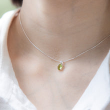 Load image into Gallery viewer, Wearing Ginkawa 925 sterling silver peridot necklace with adjustable extension chain. Beautiful fresh green color and easy match with your daily dress. The best gift of birthday, new year, BFF and mother&#39;s day gift. 925 純銀橄欖石項鍊，能夠帶來正能量，適合生日送禮或自用， 每一條都是獨一無二，能帶來正能量提升財富運及人緣，減壓力及令人平和的力量等多重功效，最佳的節日禮物，閨蜜禮物，生日及情人節禮物。彈力線設計，可調節長度，簡單高貴又易佩搭，適合經常配戴。
