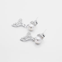Load image into Gallery viewer, 925 sterling silver Hypoallergenic it’s suitable for sensitive skin. elegant style,funky design,temperament style,wedding Jewelry,mother&#39;s Day,suitable for girls.925純銀美人魚尾珍珠耳環，抗敏感耳環，氣質款式，婚禮配件，適合出席重要場合，獨一無二的禮物，伴娘禮物，定情禮物，獨特風格

