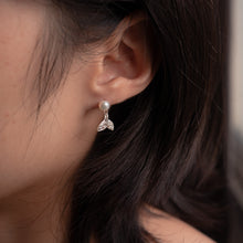 Load image into Gallery viewer, 925 sterling silver Hypoallergenic it’s suitable for sensitive skin. elegant style,funky design,temperament style,wedding Jewelry,mother&#39;s Day,suitable for girls.925純銀美人魚尾珍珠耳環，抗敏感耳環，氣質款式，婚禮配件，適合出席重要場合，獨一無二的禮物，伴娘禮物，定情禮物，獨特風格。
