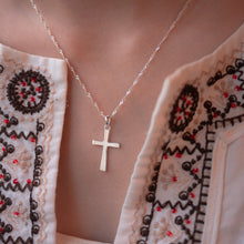 Load image into Gallery viewer, 佩帶 Ginkawa 925純銀光面十字架項鍊 925 Sterling Silver Glossy Cross Necklace
