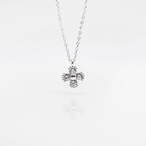 This elegant and beautiful eternity necklace silver jewelry is from Ginkawa designer jewellery. 925 sterling silver four-leaf clover necklace with adjustable extension chain. Good luck gift, for meaningful days. Best gift for your friends, birthday, mother's Day and new year gift. 925 純銀四葉草水鑽項鏈，閃亮配件，適合天天配戴，適合出席重要場合，生日送禮，情人節禮物，聖誕交換禮物，出遊穿搭配件。