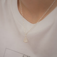 Load image into Gallery viewer, 925 sterling silver sailboat necklace funky and unique design. classic design,FashionJewelry,Teacher’s Day gift,woman’s day,suitable for traveling,gift of blessing.925 純銀帆船項鍊，祝福禮物，日常配件，周年紀念禮物，適合送禮，適合約會穿搭，風格簡約好搭配。
