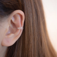 Load image into Gallery viewer, 925 sterling silver ear cuff no need to piercing hole. shiny accessories,popular style,funky design,best gift for birthday,christmas gift,anniversary gift.925 純銀三鑽耳骨夾耳骨夾，無耳洞可戴，氣質風格，亮眼配件，伴娘禮物，周年紀念禮物，情人節禮物，約會穿搭配件，加分飾品。
