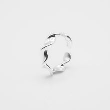 Load image into Gallery viewer, 925 sterling silver thick twist ring open ring with adjustable size dazzling style,unique design,funky accessories,woman’s day,beautiful gift,personalized gift.925 純銀粗扭花開口戒，熱門開口戒，不分尺寸戒指，吸睛配件，適合日常穿搭，造型簡單好搭配，閨蜜禮物，聖誕禮物首選。
