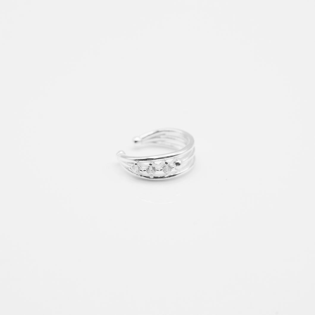 925 sterling silver ear cuff no need to piercing hole. shiny accessories,popular style,funky design,best gift for birthday,christmas gift,anniversary gift.925 純銀三鑽耳骨夾耳骨夾，無耳洞可戴，氣質風格，亮眼配件，伴娘禮物，周年紀念禮物，情人節禮物，約會穿搭配件，加分飾品。