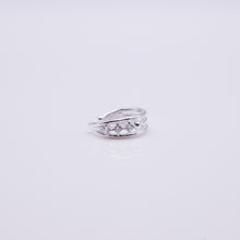 Load image into Gallery viewer, 925 sterling silver ear cuff no need to piercing hole. shiny accessories,popular style,funky design,best gift for birthday,christmas gift,anniversary gift.925 純銀三鑽耳骨夾耳骨夾，無耳洞可戴，氣質風格，亮眼配件，伴娘禮物，周年紀念禮物，情人節禮物，約會穿搭配件，加分飾品。
