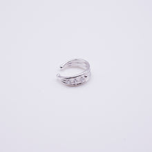 Load image into Gallery viewer, 925 sterling silver ear cuff no need to piercing hole. shiny accessories,popular style,funky design,best gift for birthday,christmas gift,anniversary gift.925 純銀三鑽耳骨夾耳骨夾，無耳洞可戴，氣質風格，亮眼配件，伴娘禮物，周年紀念禮物，情人節禮物，約會穿搭配件，加分飾品。
