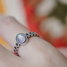 Load image into Gallery viewer, 925 sterling silver alexandrite ring open ring with adjustable size. special day gift,for best friend,unique style,unisex accessories,funky design,anniversary gift.925 純銀變色石開口戒，獨特設計開口戒，不分尺寸戒指，百搭配件，男女都可配戴，適合日常穿搭，造型獨特好搭配，情人節禮物首選，新年禮物。
