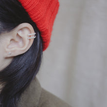 Load image into Gallery viewer, 925 sterling silver ear cuff no need to piercing hole. shiny accessories,elegant style,popular style,for girls,Sisters gift idea,anniversary gift,girlfriend gift.925 純銀白色點點水鑽耳骨夾，無耳洞可戴，人人都可戴，甜美少女風格，適合出席重要場合，適合生日送禮，閨蜜禮物，簡約時尚好搭配。
