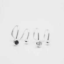 Load image into Gallery viewer, 925 Sterling Silver ear cuff is the best fit with your party and holiday dressing. Our ear cuff is no need to piercing ear hole. This is fun, young and playful design from our designer jewelry collection best gift for birthday, BFF and New Year. 925 純銀小鑽耳骨夾，無需穿耳洞，人人都可配戴，閃亮的飾品，適合生日送禮，聚會穿搭，姊妹禮物，抗敏感材質，簡單可愛易搭配。
