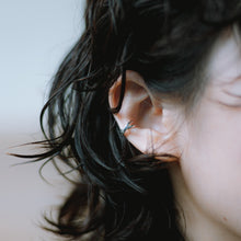 Load image into Gallery viewer, Wearing Ginkawa 925 Sterling Silver ear cuff is the best fit with your party and holiday dressing. Our ear cuff is no need to piercing ear hole. This is fun, young and playful design from our designer jewelry collection best gift for birthday, BFF and New Year.  925 純銀交叉耳骨夾，適合旅行配戴，適合畢業禮物，抗敏感材質，簡單設計易搭配。
