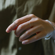Load image into Gallery viewer, Wearing Ginkawa open ring (adjustable size), popular style, funky and chic design. This ring is the best gift for birthday, BFF, new year, valentine&#39;s and new year. 925 純銀曲線點點開口戒，造型可調節戒指，不分尺寸戒指，適合約會穿搭，適合旅行配戴，簡約好搭配，適合日常穿搭，加分飾品。，畢業禮物，情人節禮物，生日禮物的最佳首飾選擇。
