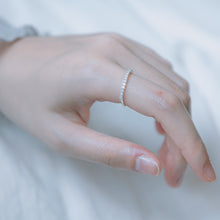 Load image into Gallery viewer, 925 sterling silver crystal chain ring available in a variety of sizes. wedding Jewelry,elegant style,unique design,premium gift,gift for her,shiny accessories,Chinese Valentine&#39;s Day.925 純銀氣質水鑽鍊戒，多種尺寸戒指，氣質高雅風格，特別的設計，閨蜜禮物，適合日常穿搭，適合出席重要場合，母親節禮物，情人節禮物。
