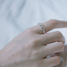 Load image into Gallery viewer, Wearing Ginkawa 925 Sterling Silver Thin Edge Braid Ring (adjustable size), popular style, funky and chic design. This ring is the best gift for birthday, BFF, new year, valentine&#39;s and new year. 925純銀細邊麻花開口戒，造型可調節戒指，不分尺寸戒指，適合約會穿搭，適合旅行配戴，簡約好搭配，畢業禮物，情人節禮物，生日禮物的最佳首飾選擇。
