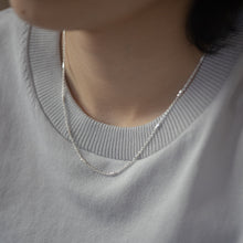 Load image into Gallery viewer, Wearing Ginkawa 925 sterling silver cylinder necklace simple classic chain. temperament style, delicate jewelry, best gift, women&#39;s day, anniversary gift, gift for her. 925 純銀細圓柱層次素項鏈，氣質高雅風格，細緻有層次的配件，適合日常搭配，適合出席重要場合，紀念日禮物，母親節禮物，閨蜜禮物。
