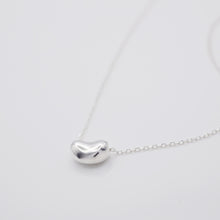 Load image into Gallery viewer, Cute design 925 sterling silver donut necklace with adjustable extension chain. Cute style, for lover, cute style, daily wear, BFF,Valentine&#39;s Day, beautiful gift. 925 純銀小豆豆項鏈，可愛時尚配件，適合朋友聚會，出遊旅行穿搭，閨蜜禮物，適合送禮，畢業禮物首選，可愛簡單日常風格。
