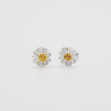 Load image into Gallery viewer, Ginkawa 925 sterling silver mini Daisy Earrings which is cute, beautiful and transcendence. The earring is hypoallergenic. Best gift for new year, mother&#39;s day, birthday and new year gift. 925純銀迷你小雛菊耳環，抗過敏耳環，氣質可愛，適合約會搭配，適合日常配戴，閨蜜禮物，畢業禮物。

