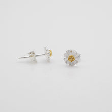 Load image into Gallery viewer, Ginkawa 925 sterling silver mini Daisy Earrings which is cute, beautiful and transcendence. The earring is hypoallergenic. Best gift for new year, mother&#39;s day, birthday and new year gift. 925純銀迷你小雛菊耳環，抗過敏耳環，氣質可愛，適合約會搭配，適合日常配戴，閨蜜禮物，畢業禮物。
