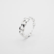 Load image into Gallery viewer, Beautiful 925 Sterling Silver Thin Edge Braid Ring (adjustable size), popular style, funky and chic design. This ring is the best gift for birthday, BFF, new year, valentine&#39;s and new year. 925純銀細邊麻花開口戒，造型可調節戒指，不分尺寸戒指，適合約會穿搭，適合旅行配戴，簡約好搭配，畢業禮物，情人節禮物，生日禮物的最佳首飾選擇。
