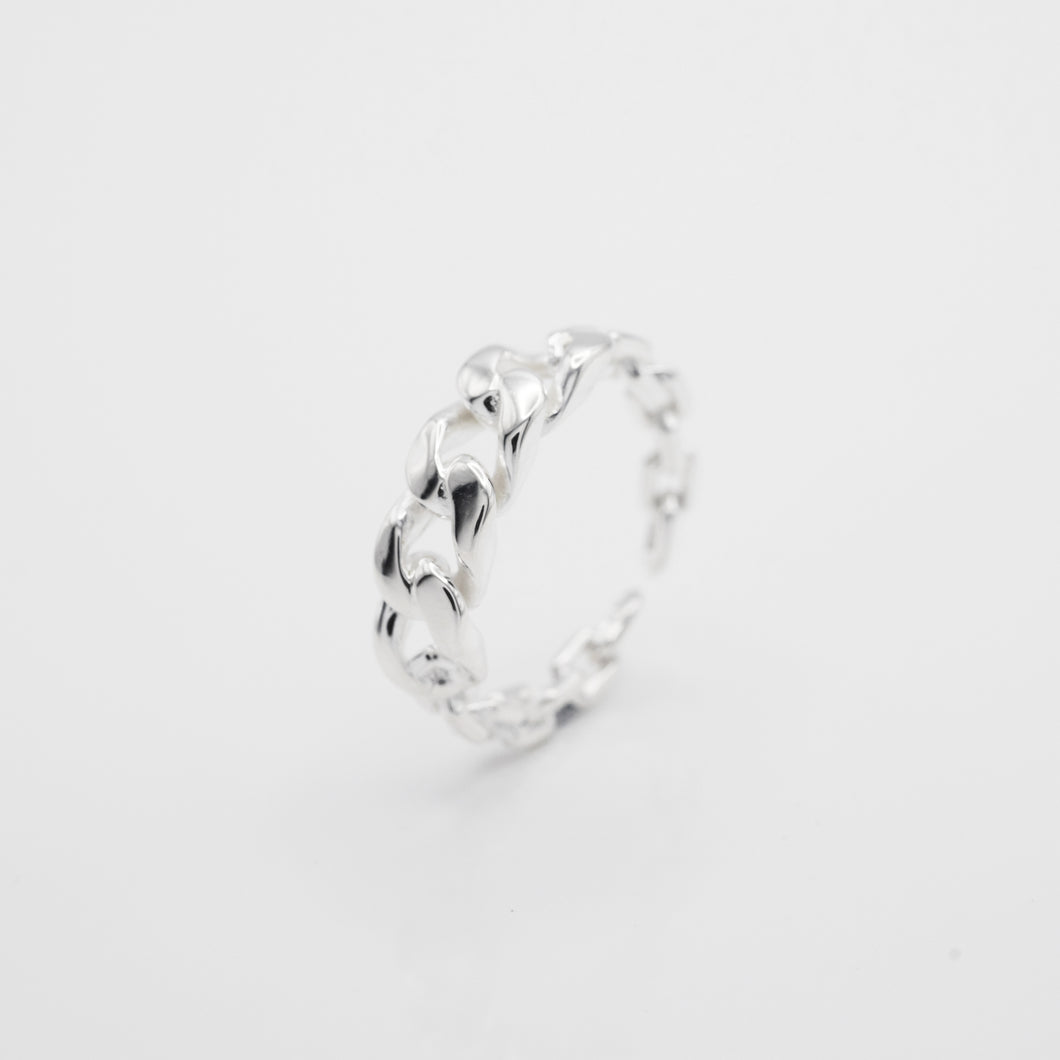 Beautiful 925 Sterling Silver Thin Edge Braid Ring (adjustable size), popular style, funky and chic design. This ring is the best gift for birthday, BFF, new year, valentine's and new year. 925純銀細邊麻花開口戒，造型可調節戒指，不分尺寸戒指，適合約會穿搭，適合旅行配戴，簡約好搭配，畢業禮物，情人節禮物，生日禮物的最佳首飾選擇。