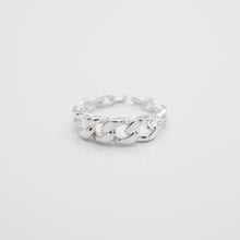 Load image into Gallery viewer, Beautiful 925 Sterling Silver Thin Edge Braid Ring (adjustable size), popular style, funky and chic design. This ring is the best gift for birthday, BFF, new year, valentine&#39;s and new year. 925純銀細邊麻花開口戒，造型可調節戒指，不分尺寸戒指，適合約會穿搭，適合旅行配戴，簡約好搭配，畢業禮物，情人節禮物，生日禮物的最佳首飾選擇。
