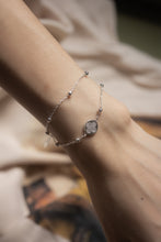 Load image into Gallery viewer, Beautiful 925 Sterling Silver with Cubic Zirconia crystal Pave four-leaf clover bracelet. Best gift for BFF and birthday and which can bring good lucky. 925 純銀幸運四葉草手鏈，適合送禮，適合約會聚餐配戴，朋友生日禮物首選，情人節禮物。
