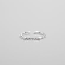 Load image into Gallery viewer, Beautiful and cute 925 sterling silver open ring (adjustable size), popular style, funky and chic design. This ring is the best gift for birthday, BFF, new year, valentine&#39;s and new year. 925 純銀曲線點點開口戒，造型可調節戒指，不分尺寸戒指，適合約會穿搭，適合旅行配戴，簡約好搭配，適合日常穿搭，加分飾品。，畢業禮物，情人節禮物，生日禮物的最佳首飾選擇。
