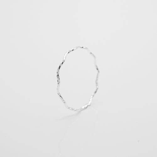 925 sterling silver curve wire ring available in a variety of sizes. popular style,beautiful accessories,suitable for girls,woman’s day,Chinese Valentine's Day,christmas gift,Girlfriend gift.925 純銀花邊細線戒，多種尺寸戒指，線條戒指，款式簡單好搭配，聖誕穿搭配件，聖誕交換禮物，生日禮物，情人節禮物，適合出席重要場合。